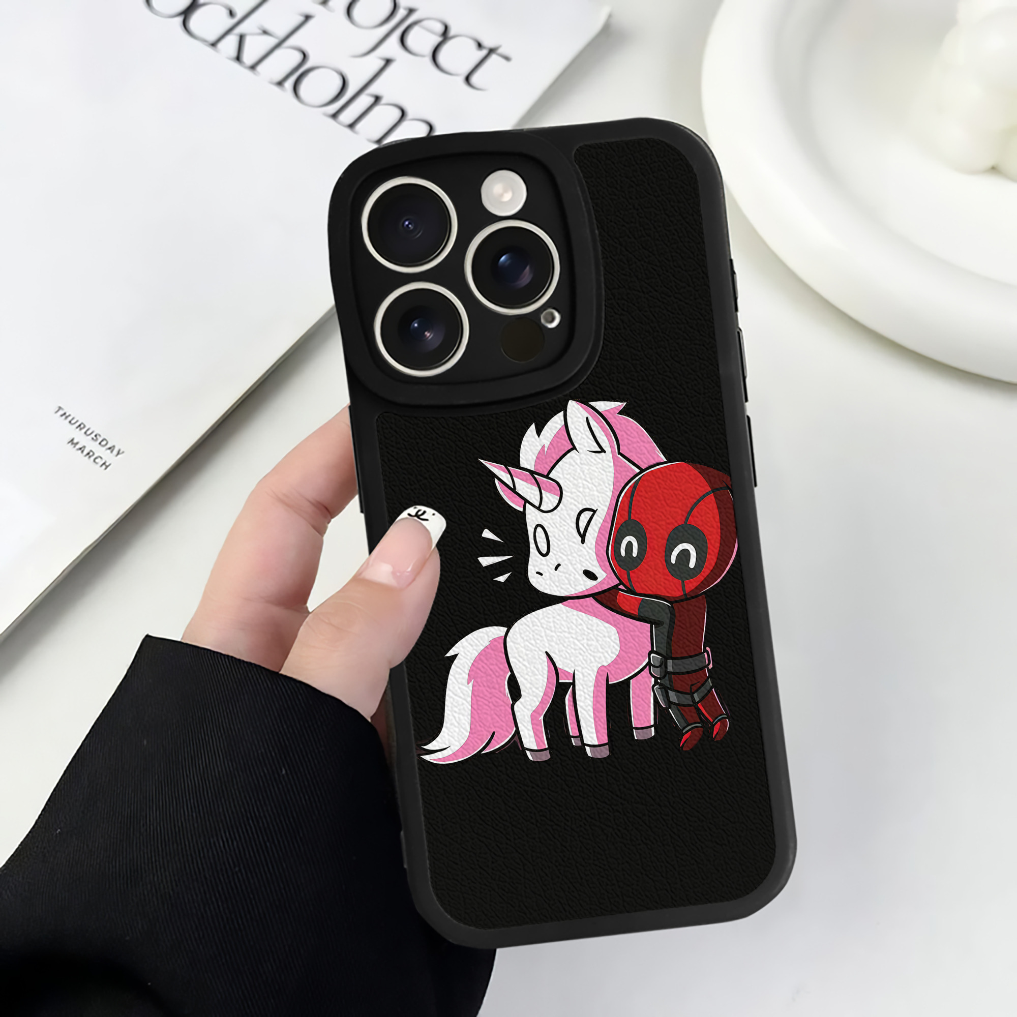 （画像用） Deadpool デッドプール 【iPhone 16シリーズ対応】シリコンスマホケース（レザー調） 材質：シリコン